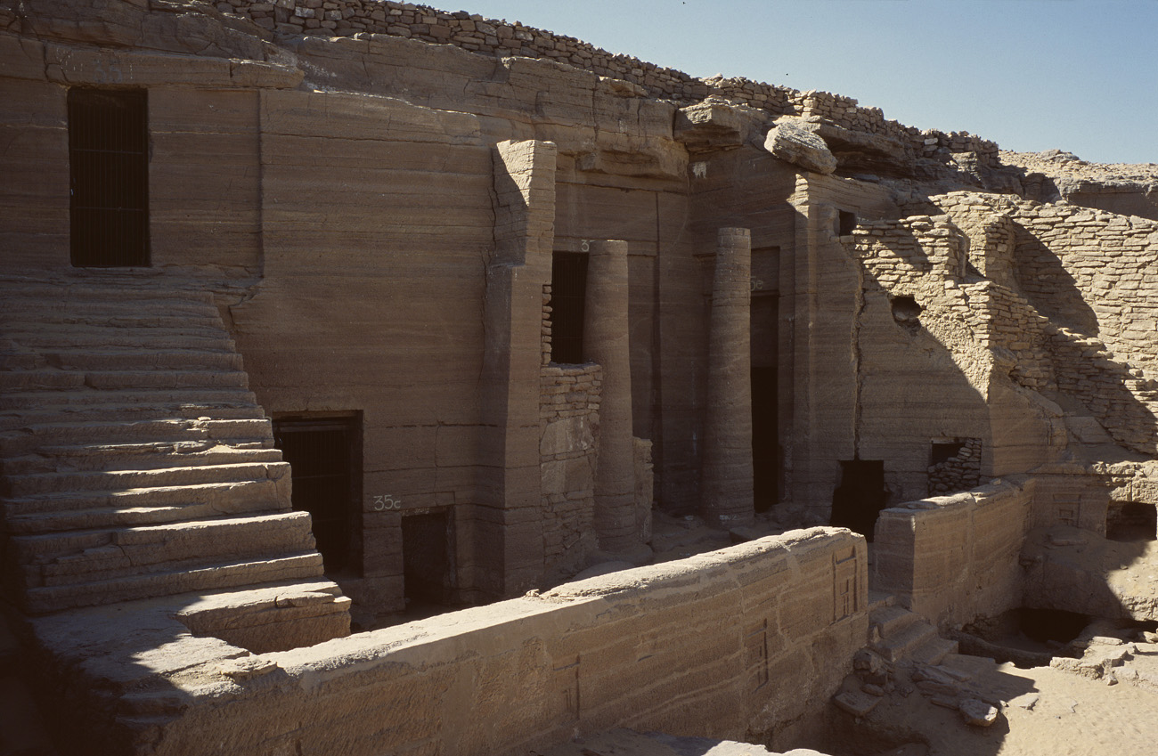 egyp08_13 assouan tombe noble 35c.jpg - Assouan  tombes des nobles tombe de noble de la dynastie nubienne, creusée dans la colline face à Assouan Provia 100 F
